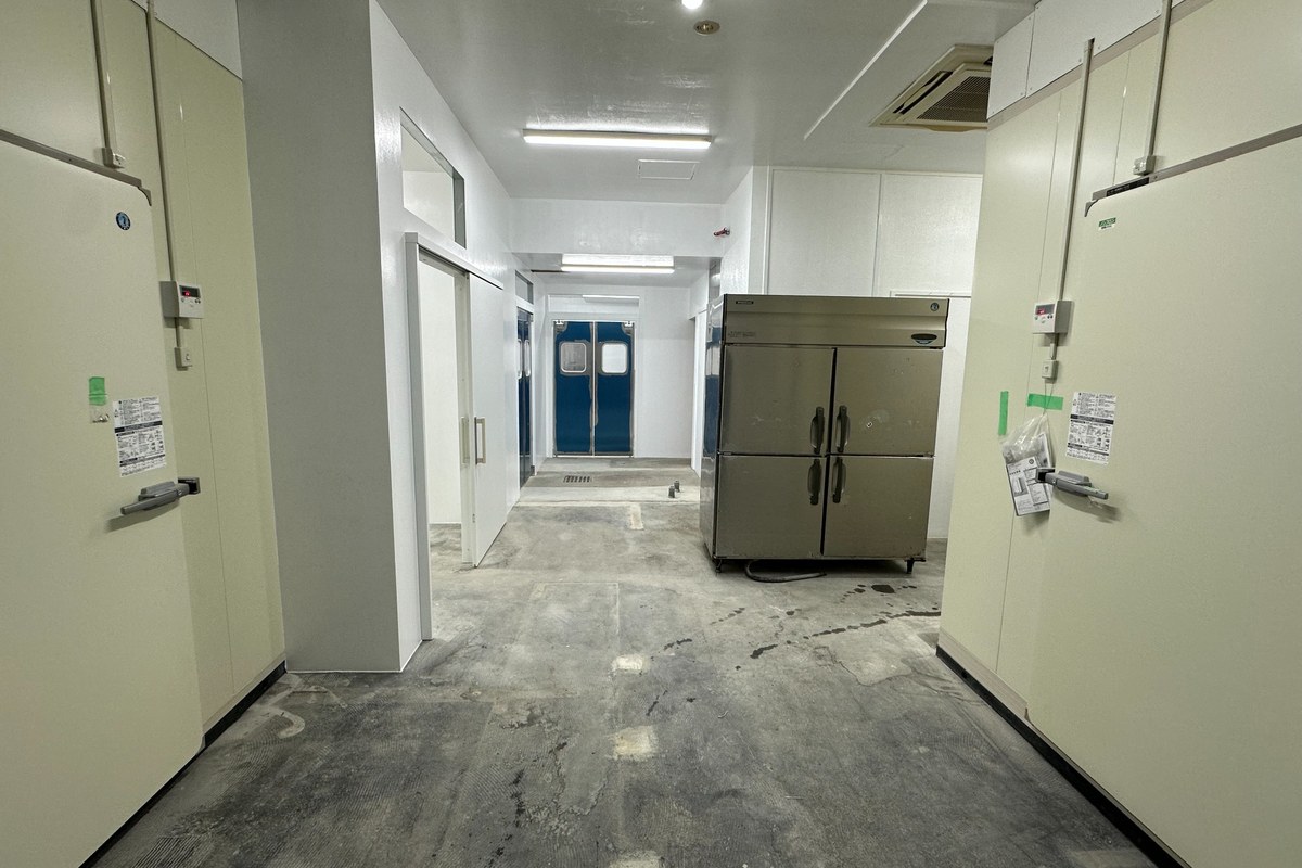 食材加工工場の工事中写真（ぼかし加工済）