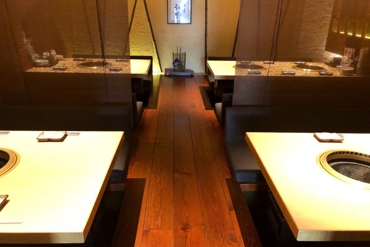 焼肉店舗の排気設備写真（ぼかし加工済）